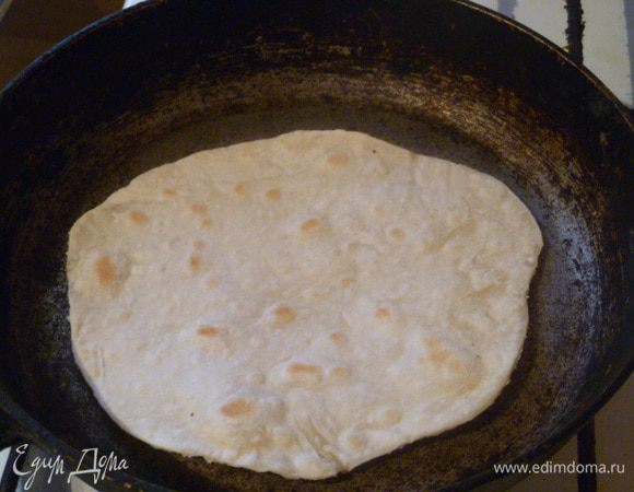 Жарить с двух сторон на сухой горячей сковороде.