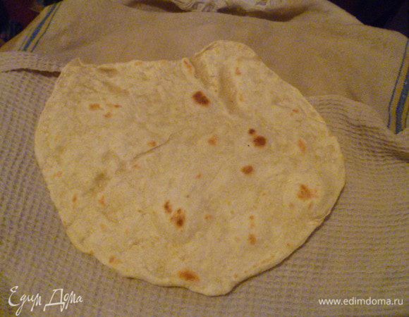 Каждый лаваш кладем на влажное полотенце и им же укрываем.
Их можно сделать заранее, а потом хранить в плотно завязанном пакете.