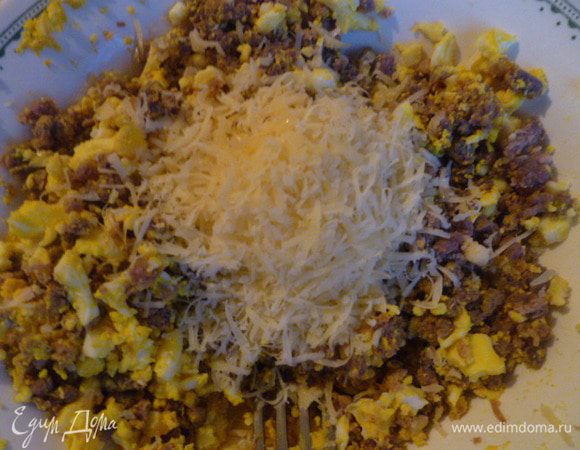 В начинку я добавила 2 ст. л. тертого твердого сыра и перемешала.