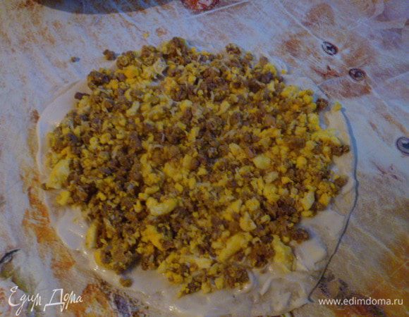 Делаем рулет.
Лаваш я смазала плавленным сыром Янтарь, сверху выложила часть начинки толстым слоем, хорошо примяла рукой.