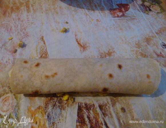 Свернула в тугой рулет.