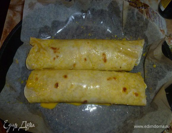 Всего я сделала 2 рулета.
Выложила их на противень с пергаментом смазанным растительным маслом.
Затем сверху смазала взбитым 1 яйцом с 1 ст. л. молока.