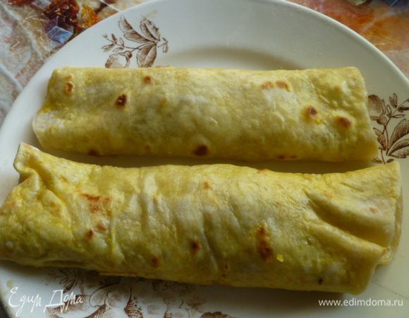 Запекать в горячей духовке при 180 градусах 15 минут.
Дать полностью остыть.
Рулет я делала с вечера.
Утром я разогрела рулеты в микроволновке на полной мощности (900 Вт) 1 минуту.
Они стали мягкие и теплые.