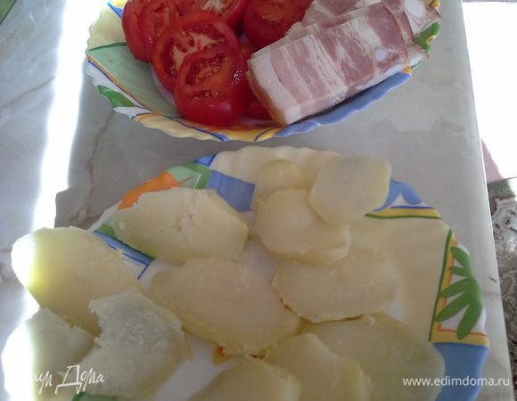 Замесить тесто: все сыпучие компоненты в середину воду, масло сливочное растопить, подсолнечное, замесить тесто, положить в мешочек.
Картофель, помидоры нарезать колечками.
