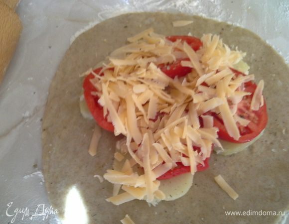 Тесто разделить на 4 части.
Раскатать в круг в центр картофель,сверху помидоры,посолить,сыр и собираем по бокам.