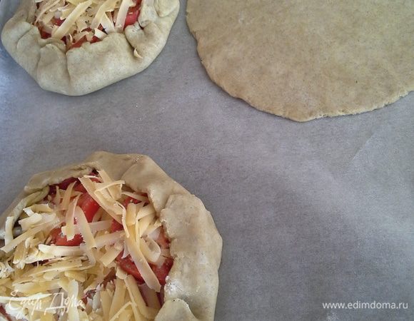 Удобнее тесто раскатать с перенести сразу на противень, т.к. тесто нежное.