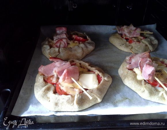 Через 10 минут готовки я сверху положила по кусочку сливочного масла.