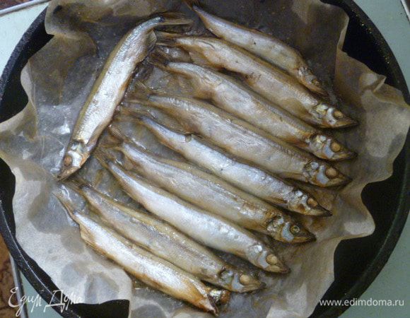 Мойва долго к нам едет, в замороженном виде, поэтому и запекаю я ее дольше, чем рекомендуют в интернете.
Я ставлю в разогретую духовку и запекаю 35 минут при 200 градусах.
