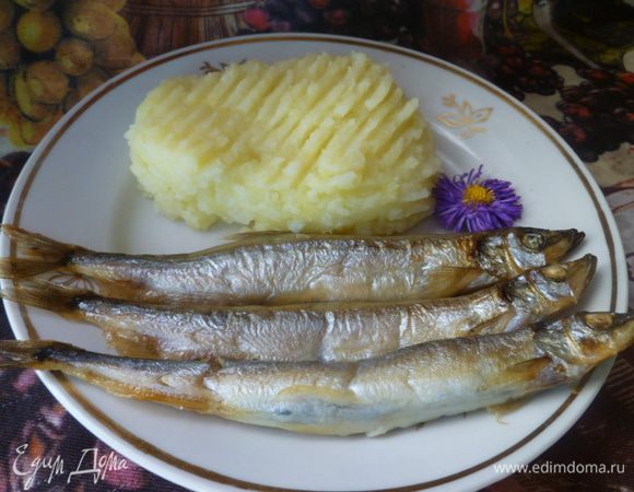 И можно кушать...
Такой способ удобен тем, что рыба получается диетическая, совсем не жирная, как при жарке в сковороде.
К тому же, смазывание рыбы растительным маслом, обеспечивает ей сочность.
Такую рыбку можно даже на завтрак предложить школьнику.

Приятного аппетита!