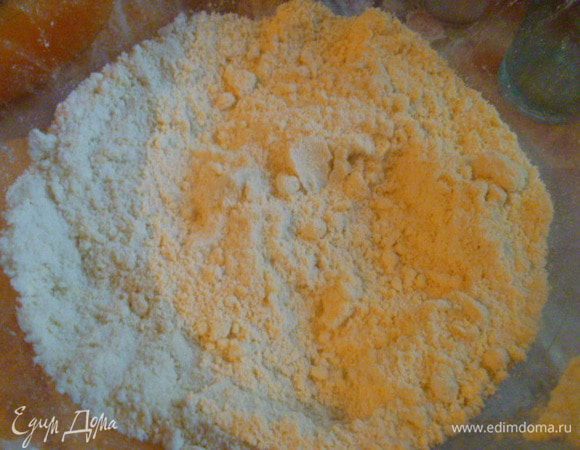 Сначала я делаю общее тесто.
Холодный маргарин натираю на терке, добавляю 1,5 (250 мл) стакана муки смешанную с содой, перетираю пальцами в крошку.
Затем добавляю сахар и ванильный сахар, перемешиваю.
Делю на 2 равные части.