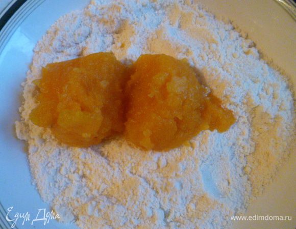 В одну добавляю варенное тыквенное пюре (полную 100 г стопку).