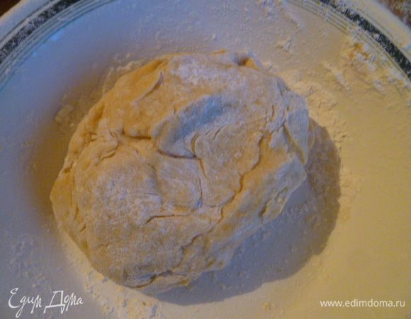 Перемешиваю и добавляю муки, до момента, когда больше не прилипает.
В пакет и на 30 минут в холод.