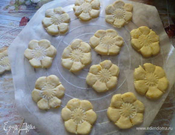 Вырезаем фигурки.
Выкладываем их на противень с пергаментом.