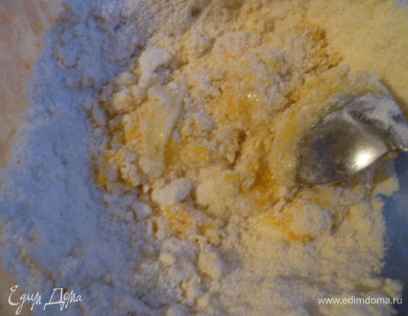 Пока тыквенное тесто отдыхало в холоде, я сделала песочное.
Для этого во вторую половину теста я добавила размешанное яйцо.
Затем перемешиваем и добавляем муки до момента, когда уже не липнет.