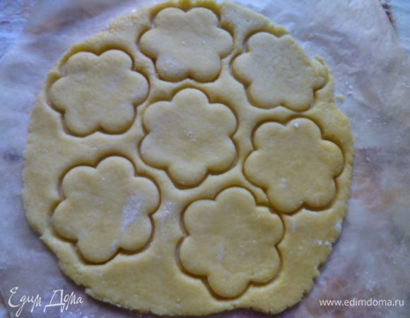 Затем я раскатывала тонко на пергаменте и вырезала такие же фигурки, как и в тыквенном печенье.
Только без рисунка.