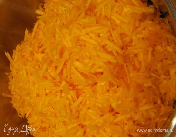 Тыкву очистить от кожуры и семян, натереть на крупной терке. Поместить натертую тыкву уложить в большую кастрюлю для варки варенья.