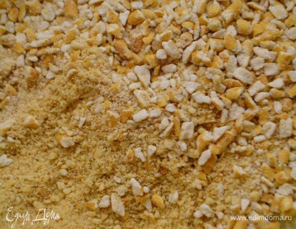 Печенье измельчить в крошку. Соломку соленую также измельчить, но чуть крупнее. Чтобы ощущались кусочки.