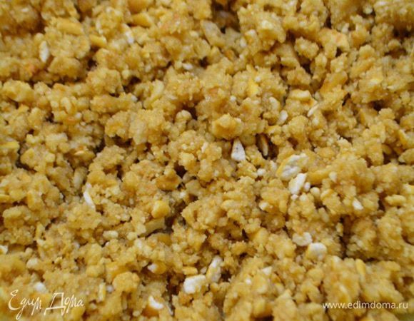 100г сливочного масла растопить и влить в крошку в несколько приемов. Размешать.