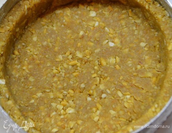 Форму или кольцо как у меня (диаметр 18 см) обернуть пищевой пленкой, чтобы удобнее было извлечь в последствие! Выложить в кольцо крошку, утрамбовать ложкой и сформировать бортики. Убрать на время в холодильник.