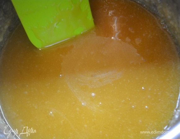 Тем временем варим карамель: в сотейник с толстым дном всыпать сахар и влить 50 мл воды.Поставить на огонь.Ни в коем случае не мешать! Только слегка взбалтывать сам сотейник. Варим до карамельного цвета и снимаем с огня. Добавляем 80 г сливочного холодного масла и 120 г теплых сливок. Аккуратно! При введение масла и сливок масса начнет сильно пузыриться!