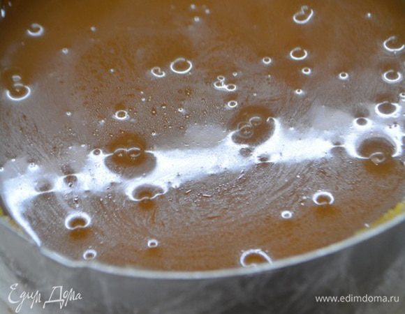 Выливаем карамель на основу.Оставшийся убираем в холодильник.