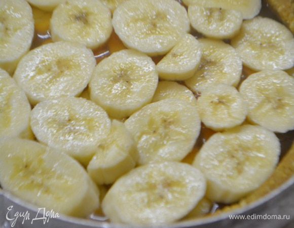 Сверху на карамель укладываем в 2 слоя порезанные шайбы бананов.
