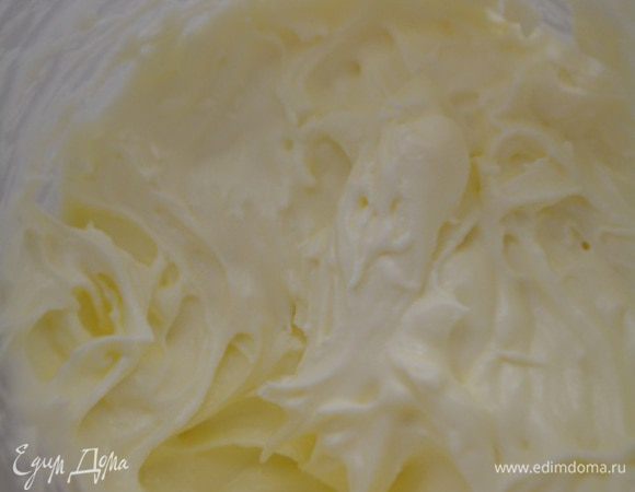 100г сливок взбить в плотную пышную массу,к ним добавить творожный сыр и снова взбить.