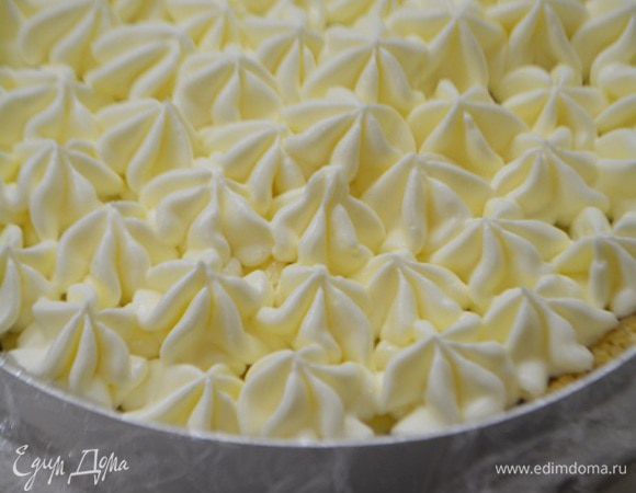 Выложить крем на бананы и разровнять.Или можно воспользоваться кондитерским мешком и отсадить крем с помощью насадки. Убрать десерт в холодильник на пару часов, я оставила на ночь!!