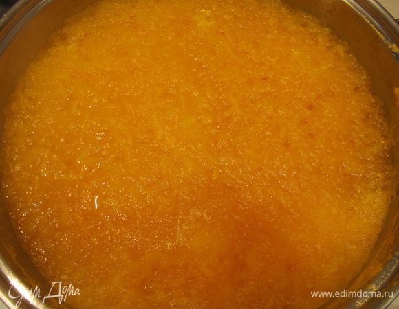 Залить тыкву водой так, чтобы она слегка покрывала тыкву. Добавить 2 ст. л. сахара и варить до мягкости тыквы.