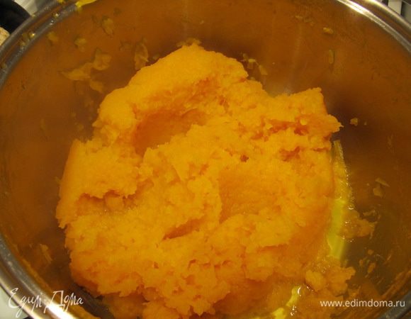 Слить воду, вернуть мякоть тыквы обратно в кастрюлю.
