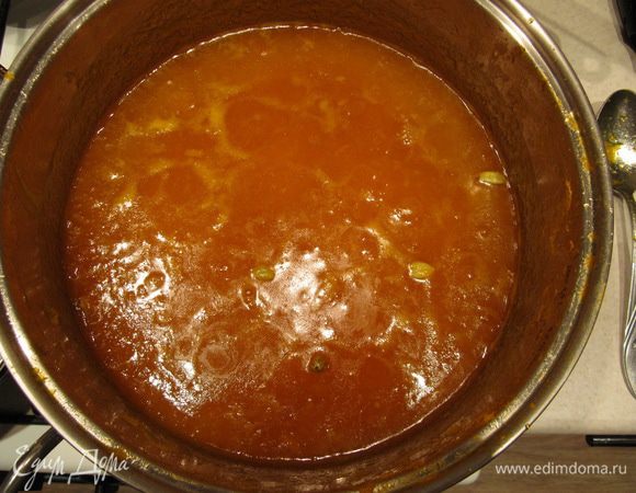 Засыпать мякоть тыквы сахаром. С апельсинов снять цедру и отжать сок. Добавить цедру, сок и коробочки кардамона к тыкве с сахаром. Довести на небольшом огне до кипения и варить при тихом кипении 7 минут. За 3 минуты до окончания варки добавить желирующее вещество (например, "Желфикс") и тщательно перемешать.