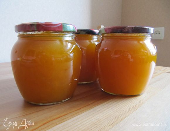 Разлить варенье в простерилизованные банки и закрыть простерилизованными крышками. И варенье, и банки с крышками должны быть горячими. Укутать банки и дать им полностью остыть.
