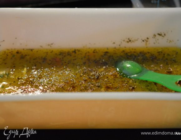 Приготовим маринад, смешав в емкости: апельсиновый сок, оливковое масло, сок лайма, раздавленный чеснок, орегано, цедра лайма, молотый тмин, соль и черный перец. Отложить 1/4 стакана.