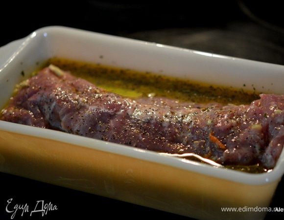 Добавить свиную вырезку без жира. Поставить в холодильник на 8 часов или ночь.