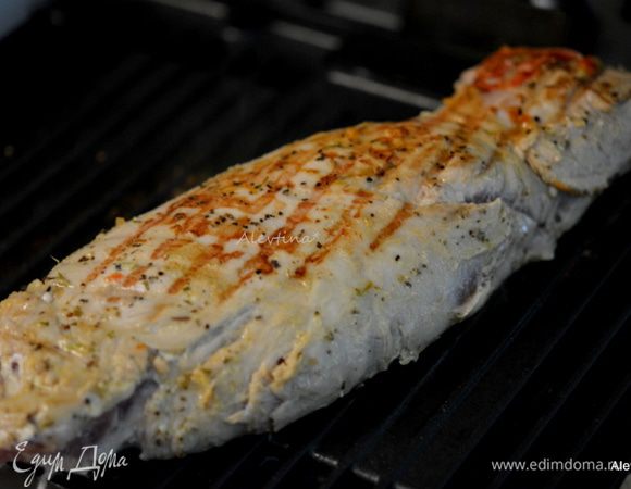 Приготовим свинину на гриле, встряхнув от маринада, или в духовке при температуре 200С до готовности примерно 45-60 мин.