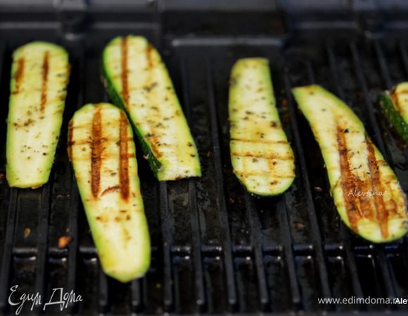 Цукини порезать, смазать маринадом отложенным. И приготовить на гриле 4-6 мин сторона.