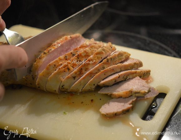 Готовой свинине дать постоять. Затем порезать тонко. 