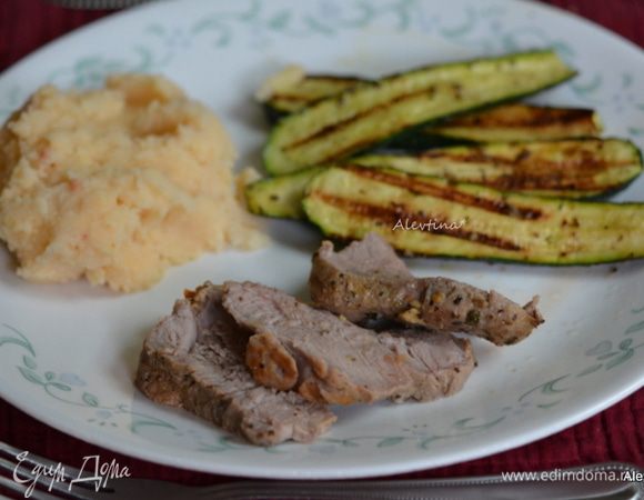 Подаем свинину с цукини и овощным гарниром по желанию. Приятного аппетита. Можно добавить и другие овощи, те, что любят ваши школьники.