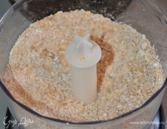 Подготовить овсяную муку. Я молола ее с геркулеса, правда не обратила внимания на крупный помол. Лучше молоть ее мелко, иначе местами печенье похрустывает.