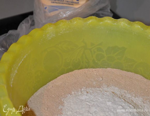 Не знаю можно ли приготовить гречневую муку на стандартной кофемолке или с гречкой справится только кофемолка с регулируемой степенью помола, но в данном случае я покупаю уже готовую муку в магазине диетического питания.
Смешиваем три вида муки. Я использовала 100 гр пшеничной(цельносмолотой) муки только потому, что у меня не хватило овсяной, думаю, что если нет подобной муки, то можно использовать не 300 гр овсяной, а 400 гр в рецепте и совсем не использовать пшеничную.