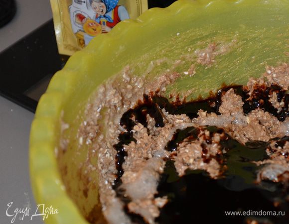 Добавить размягченное сливочное масло и отдельно взбитые яйца с сахаром. Перемешать. Добавить соду,патоку.