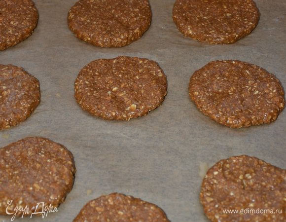 Вымесить, тесто не должно быть тугим, оно липнет к рукам, формируем влажными руками, толщина печенья около 1,5 см. Тоньше катать не надо,иначе оно будет сухим и особенно это относится к краям печенья, тонко их тоже не формируем.