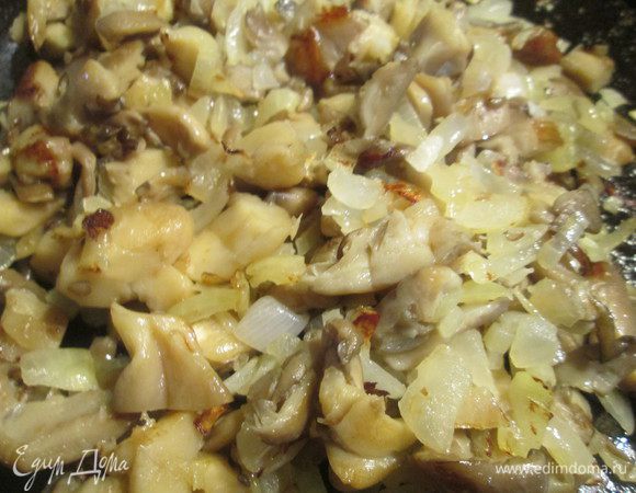 Измельченный чеснок и лук слегка обжариваем в небольшом количестве масла.
Затем добавляем мелко нарзанные грибы и продолжаем жарить минут 5. В мультиварке это делают на режиме "Жарка".