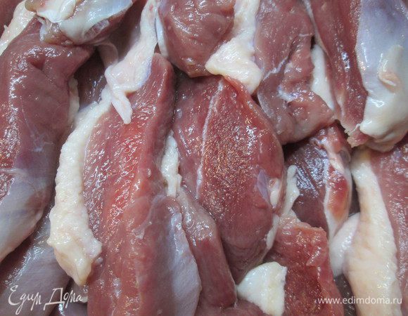 Филе утки нарезаем мелкими кусочками.Добавляем к луку и чесноку и  обжариваем до золотистого цвета.