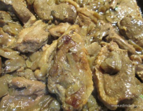 Далее  нужно тушить мясо, я это делала в мультиварке. Уложила в чашу обжаренные лук, чеснок, грибы и филе утки.
Теперь добавляем вино, коньяк,муку, лавровый лист, тимьян и не забываем поперчить и посолить!
