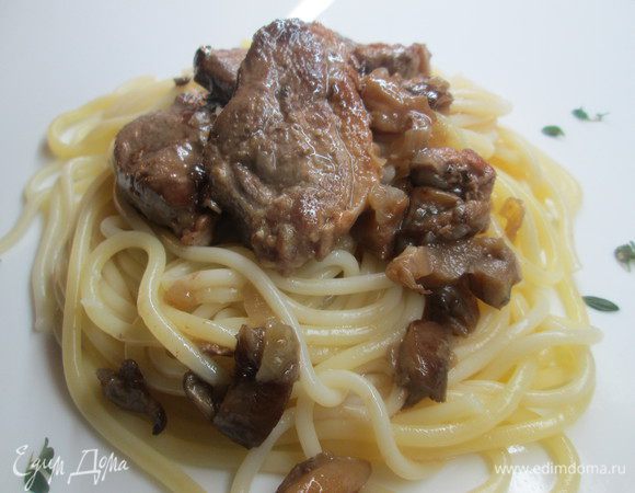 Но как же обойтись без  любимых всем макарон! С ними так же вкусно.
 Мясо получилось ароматное сочное и очень нежное! 