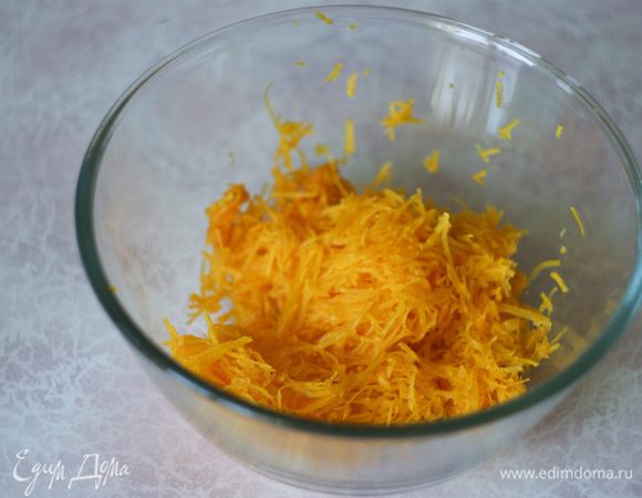Прелесть в том, что нет необходимости следовать точным пропорциям. Тыкву натрите на мелкой терке. 
