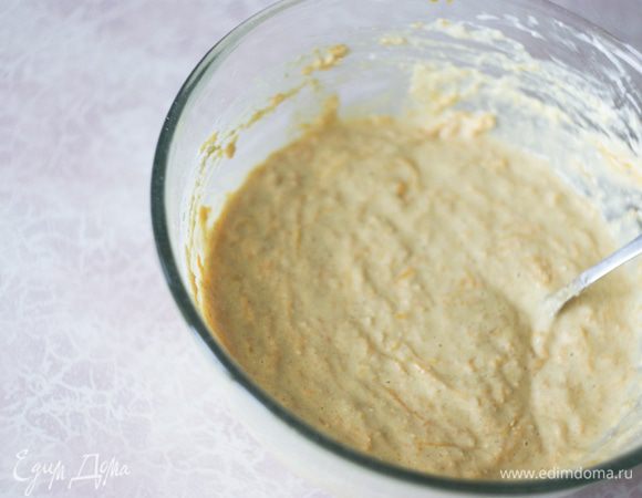 Смешайте все ингредиенты: добавьте к тыкве яйца, мед, муку и специи. В конце — ложку масла. Все перемешайте.