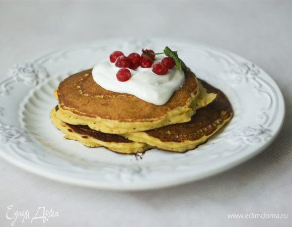 Жарьте ПП-оладьи на сухой сковороде. Я выкладывала по 2 столовой ложки теста. Жарятся он быстро и прекрасно переворачиваются. Подавать можно со сметаной или любимыми топингами. Рецепт универсален, подходит для завтрака, обеда и ужина! 