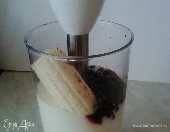 В чаше бендера знакомим все ингредиенты и смешиваем их. Для сладкоежек можно добавить сахар или мёд на Ваш выбор.